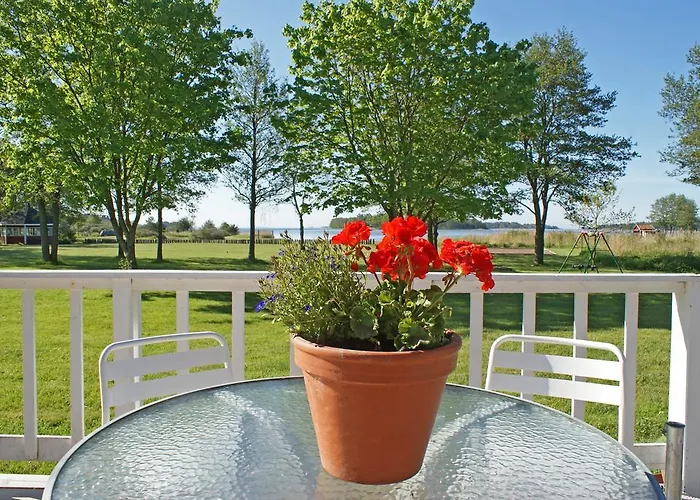 Djurviks Gaestgard بيت للعطل